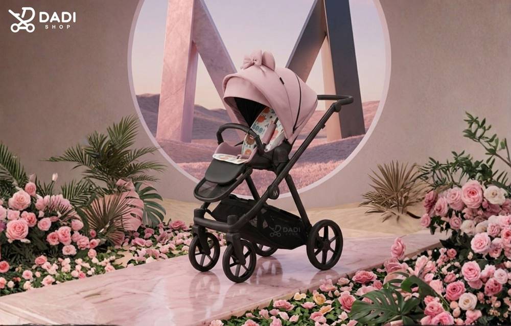 Natoni Joy New Coral Blush – urocza spacerówka w otoczeniu różowych kwiatów